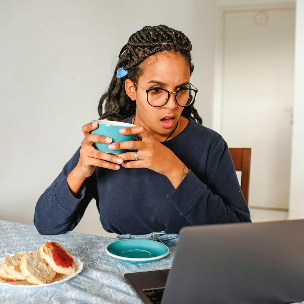 Parent eating a meal while learning about brain adaptation and the multitasking demands of new motherhood